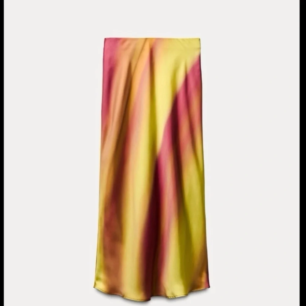 NWT ZARA blogger fav Satin Effect  Summer /vacation SkIRT S and XL 🚨NO DISCOUNT